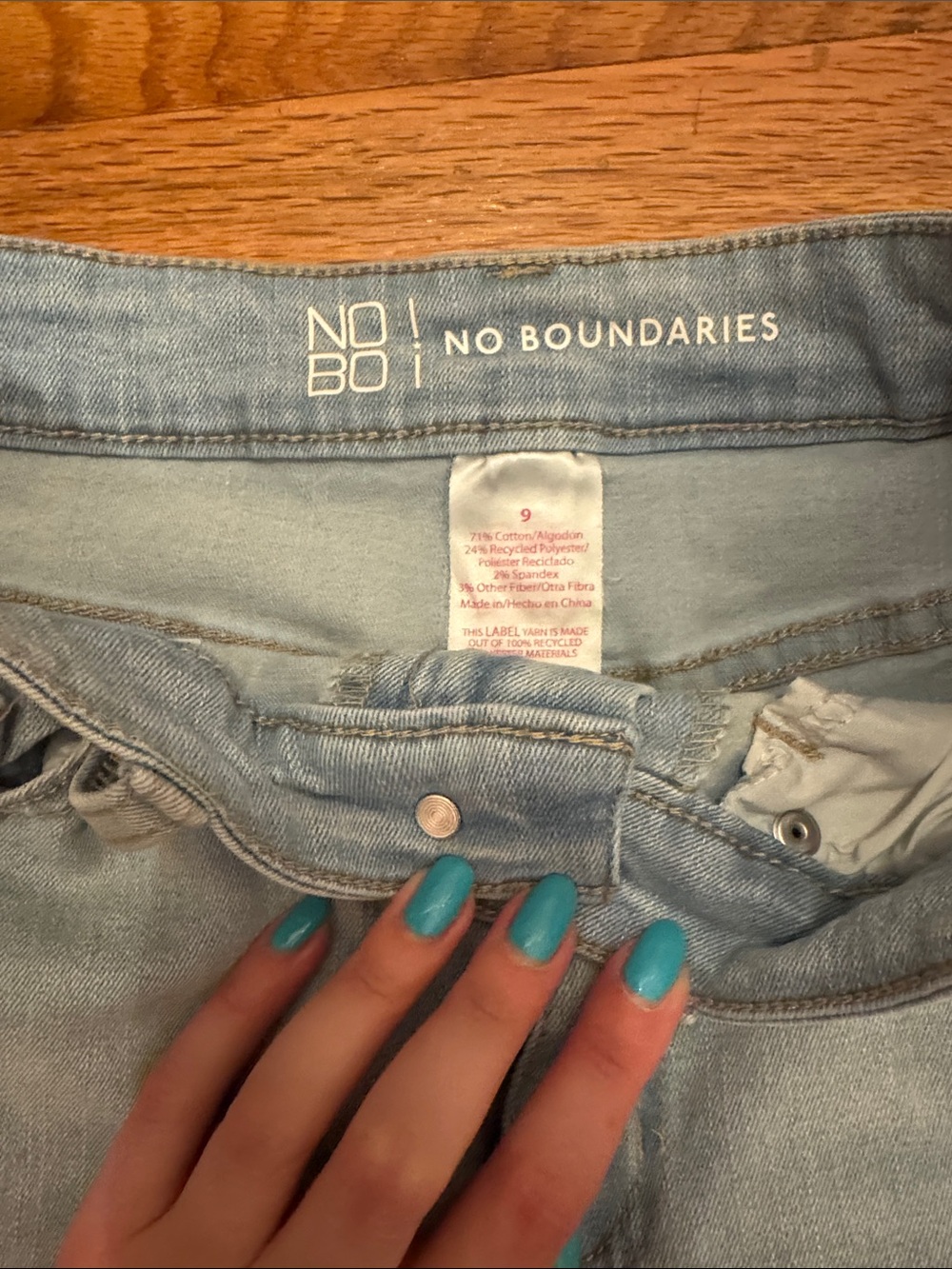 No Boundaries Size 9 Light Wash Rolled-Hem Denim Shorts - Picture 2 of 3